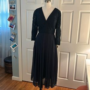 Lace and chiffon midi dress. In navy